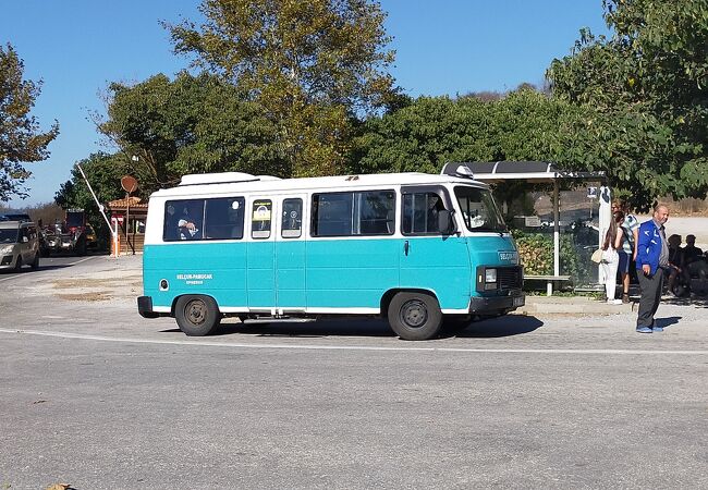 エフェス行のバスは青色の古びたミニバス
