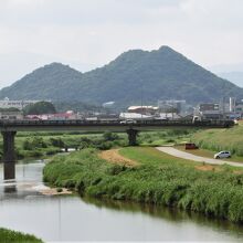 遠賀川からボタ山の景色