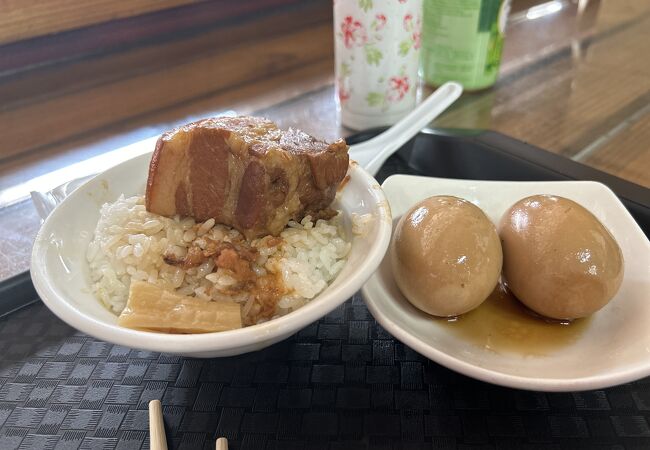 珍しい肉の固まりの魯肉飯