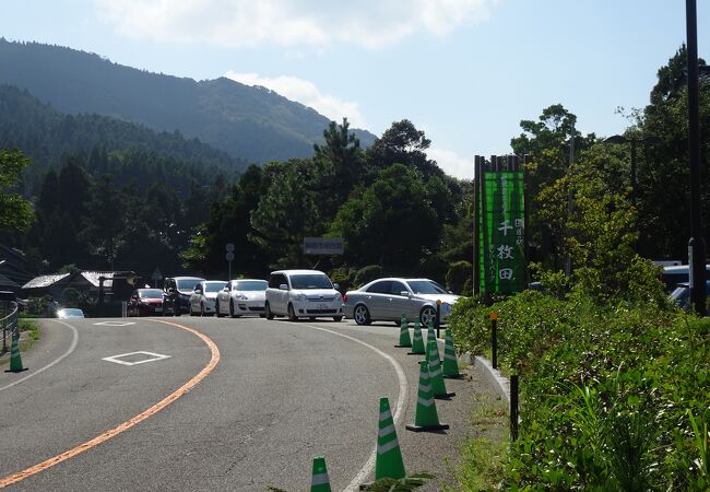 白米千枚田の駐車場になっています。３連休の中日の昼は５台ほど並びました。