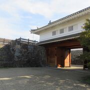 甲府城の山手御門（再現）を中心にした甲府駅北側の公園