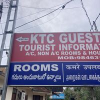 KTC GUEST HOUSE～道路に看板あり