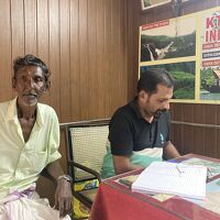 （左）詐欺師（右）スタッフ