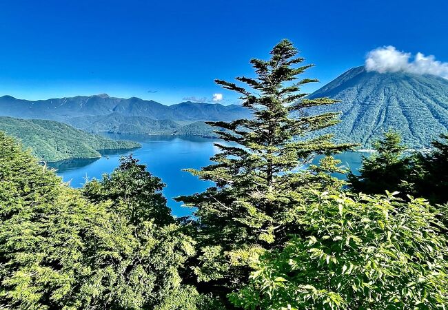 形の綺麗な山