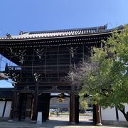 西本願寺のすぐお隣にあります。創建は鎌倉時代です。