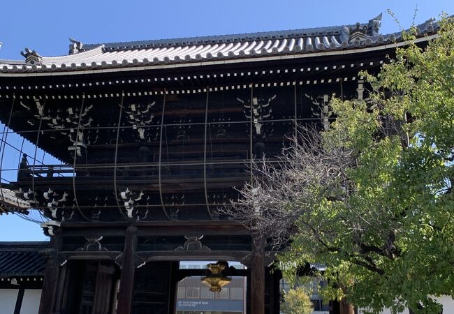 西本願寺のすぐお隣にあります。創建は鎌倉時代です。