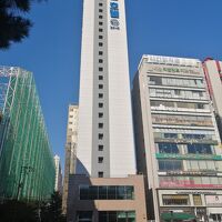 ホテル全容。２６階建て。隣にセブンイレブン。