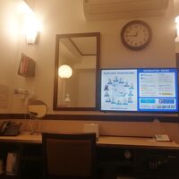 USB端子、コンセント２箇所、冷蔵庫、電気ポット、金庫あり。