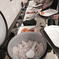 朝食バイキング。カフェテリア式で自分でチョイスします