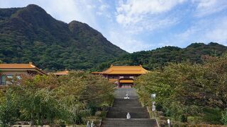 大きい台湾のお寺です。カフェもあり