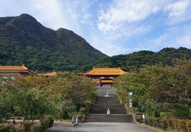 大きい台湾のお寺です。カフェもあり