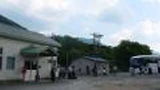 列車とバスの乗り継ぎ客で大賑わいでした