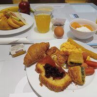 朝食はギリシャ料理のものもチョイスできる！