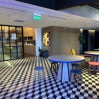 共用キッチン横のダイニングエリア