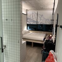 ベッドの下にスーツケースの収納スペースがあります。