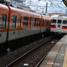 阪神電車の特急と並ぶ三千系普通車