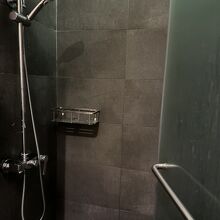 窮屈なシャワールーム