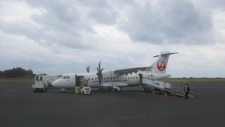 プロペラ機で到着