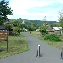 アイヌの復元家屋の奥に博物館などが建つ。