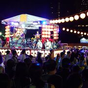 お盆で夜も賑やかな大通公園
