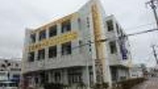 フェリーターミナルの近くにあります