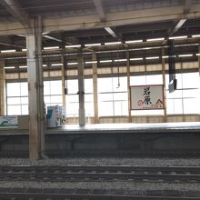 ECHIGO YUZAWAの横文字だけが駅にかかる日本の新幹