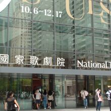 外部から見たオペラ座