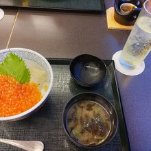 和食レストランのイクラ丼