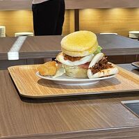 隣席の人が作ってたハンバーガー（朝食）