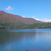 紅葉と雪山と青木湖