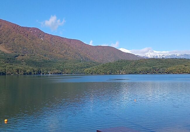 紅葉と雪山と青木湖