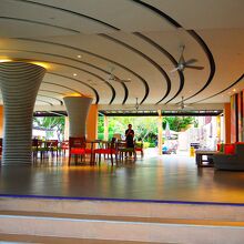 オープンエアの店内