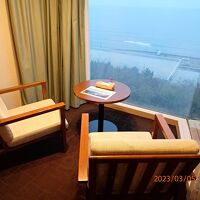 窓際のチェアー