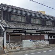 街の中に古い建築が目立ってます。