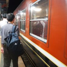 終点新津駅に到着