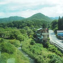 奥羽山脈越えを控えた車窓