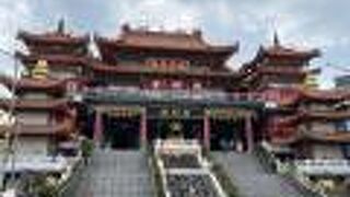 春秋閣の前にあるお寺