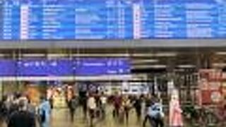 共に新しいベルリン中央駅より使いやすい