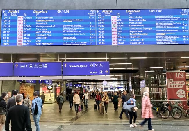 共に新しいベルリン中央駅より使いやすい