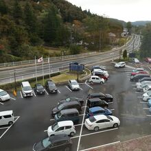 窓の外は駐車場と県道ビュー