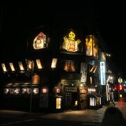 観光客向けの郷土料理居酒屋　津軽三味線のパフォーマンスあり