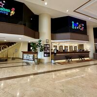 ロビーはでかい、ともかくでかい...