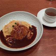 グリル満天星人気メニューのオムレツライス（1,700円）