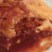 卵の旨みと濃厚なデミグラスソースのバランスが絶妙