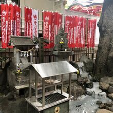 銭洗い弁天。今回はキャッシュカードを濡らしました。