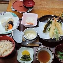 てんぷら定食、品数は多いですが。