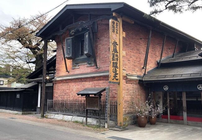 店の前の通りは、ほとんど人がいませんでしたが、中に入ると沢山の観光客が買い物をしていました。それもそのはず、味噌、醤油、漬物などもありますがレンガ造りの蔵座敷が有名なお店です。