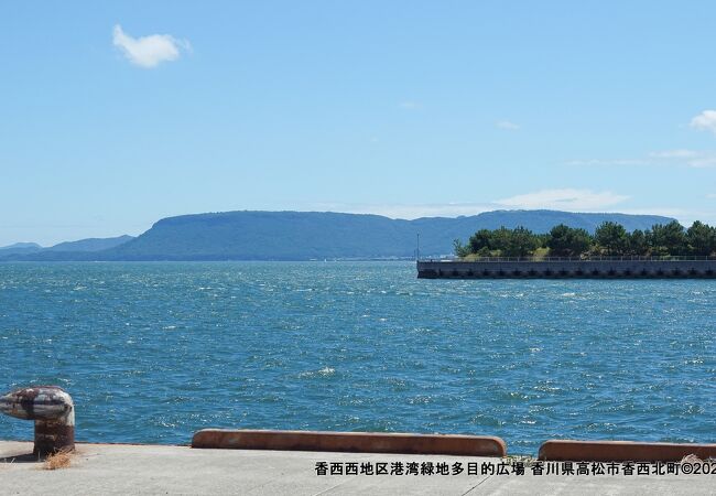 瀬戸内海に突き出した台形の山塊が屋島