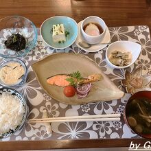 朝食の和食。いただきます。