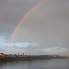 帰りは雨がやみ晴れました。旧市街に虹がかかります